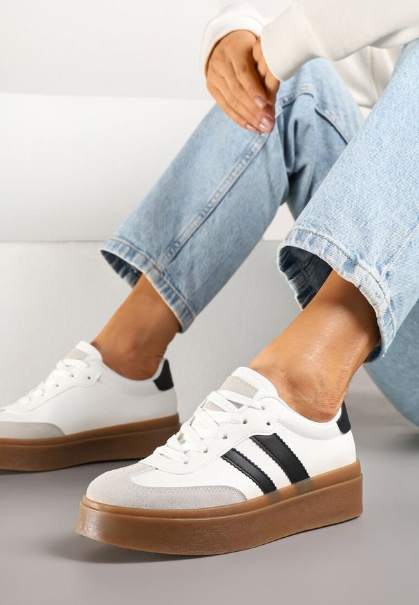 Born2be - Biało-Czarne Sneakersy w Stylu Kultowych Tenisówek na Grubej Podeszwie Carilne. Okazja: na co dzień. Kolor: biały. Materiał: jeans