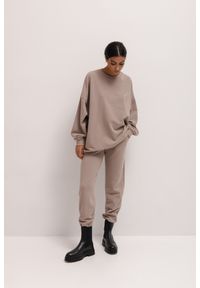 Marsala - Spodnie dresowe typu jogger w kolorze BROWN FRAPPE - DISPLAY-XL. Stan: podwyższony. Kolor: brązowy. Materiał: dresówka. Styl: elegancki
