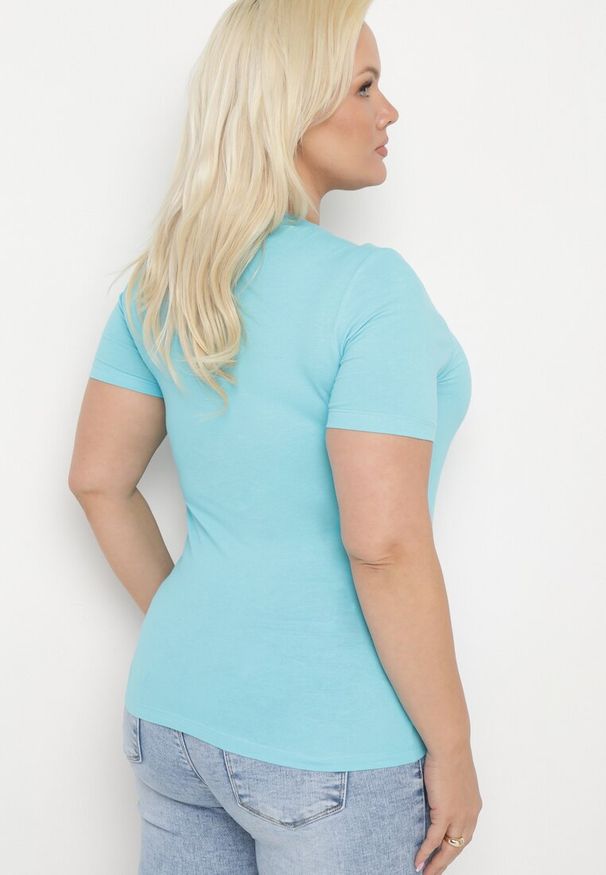 Born2be - Jasnoniebieski Bawełniany T-shirt Koszulka z Krótkim Rękawem Ozdobiona Nadrukiem i Cyrkoniami Codara. Okazja: na co dzień. Kolekcja: plus size. Kolor: niebieski. Materiał: bawełna. Długość rękawa: krótki rękaw. Długość: krótkie. Wzór: aplikacja, nadruk. Styl: casual