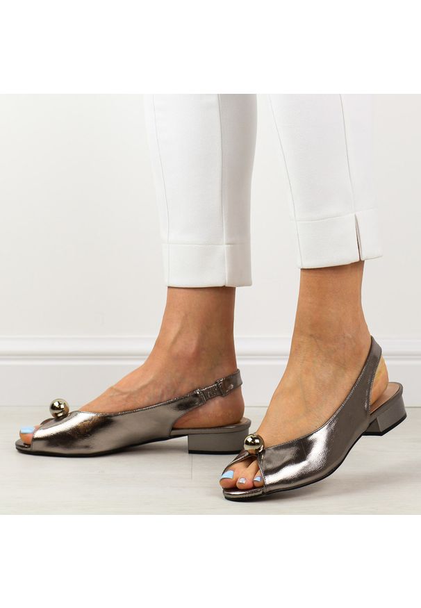 Sandały damskie na obcasie Pewter T.Sokolski L26-136. Okazja: na ślub cywilny, na wesele. Kolor: srebrny. Materiał: skóra. Sezon: wiosna, lato. Obcas: na obcasie. Styl: elegancki, klasyczny. Wysokość obcasa: niski