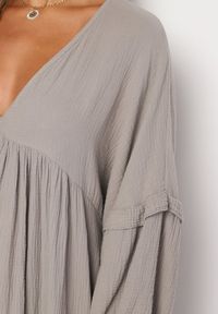 Born2be - Ciemnobeżowa Bawełniana Muślinowa Sukienka Ozdobiona Falbanką Perisea. Okazja: na co dzień. Typ kołnierza: dekolt w kształcie V. Kolor: beżowy. Materiał: bawełna. Wzór: aplikacja. Typ sukienki: proste. Styl: casual #3