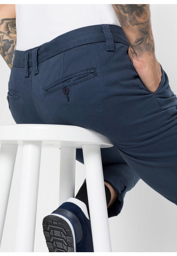 bonprix - Spodnie chino Regular Fit Straight, z czystej bawełny. Kolor: niebieski. Materiał: bawełna. Wzór: gładki. Styl: klasyczny