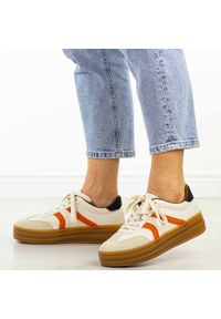 Beżowe sneakersy damskie Jezzi News 9087. Okazja: na co dzień, na spacer. Zapięcie: sznurówki. Kolor: beżowy. Materiał: skóra. Szerokość cholewki: normalna. Sezon: wiosna, jesień, lato. Obcas: na platformie. Sport: turystyka piesza
