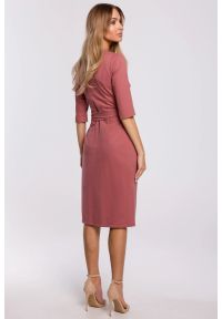 Sukienki.shop - Sukienka dopasowana z rozcięciem i wiązaniem różowa bawełna. Okazja: na co dzień, do pracy. Kolor: różowy. Materiał: bawełna. Styl: casual #3
