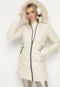 Born2be - Jasnobeżowa Pikowana Kurtka z Kapturem i Futerkiem z Możliwością Odpięcia Taralina. Okazja: na spacer, na co dzień. Typ kołnierza: kaptur. Kolor: beżowy. Materiał: futro. Styl: casual, klasyczny #1