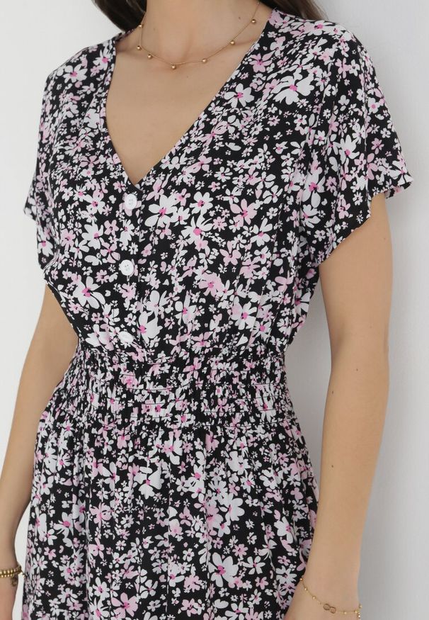 Born2be - Czarna Bawełniana Sukienka w Kwiatki z Gumką w Talii i Guzikami Ronalika. Okazja: na co dzień. Typ kołnierza: dekolt w serek. Kolor: czarny. Materiał: bawełna. Wzór: kwiaty. Typ sukienki: rozkloszowane. Styl: klasyczny, casual, elegancki