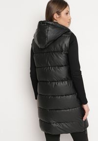 Born2be - Czarna Pikowana Kamizelka z Kapturem i Obustronnym Suwakiem Trilasa. Typ kołnierza: kaptur. Kolor: czarny. Styl: elegancki #2