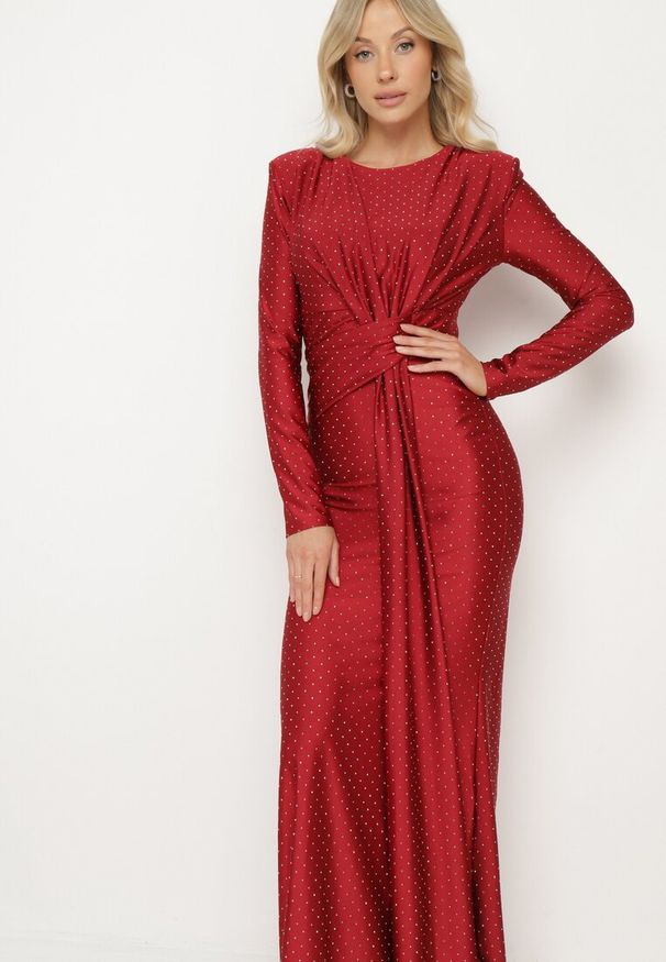Born2be - Bordowa Sukienka Koktajlowa o Dopasowanym Kroju z Cyrkoniami i Marszczeniem w Talii Issalina. Okazja: na imprezę. Kolor: czerwony. Długość rękawa: długi rękaw. Wzór: aplikacja. Typ sukienki: dopasowane. Styl: wizytowy