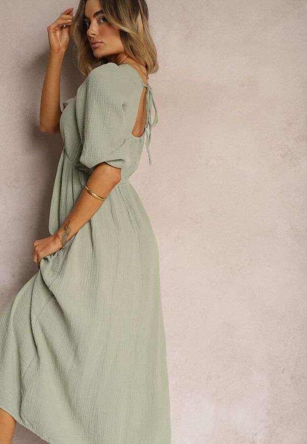 Renee - Ciemnozielona Sukienka z Bawełny Ozdobiona Wiązaniem i Gumką w Pasie Wlarina. Typ kołnierza: dekolt w kształcie V. Kolor: zielony. Materiał: bawełna. Wzór: aplikacja