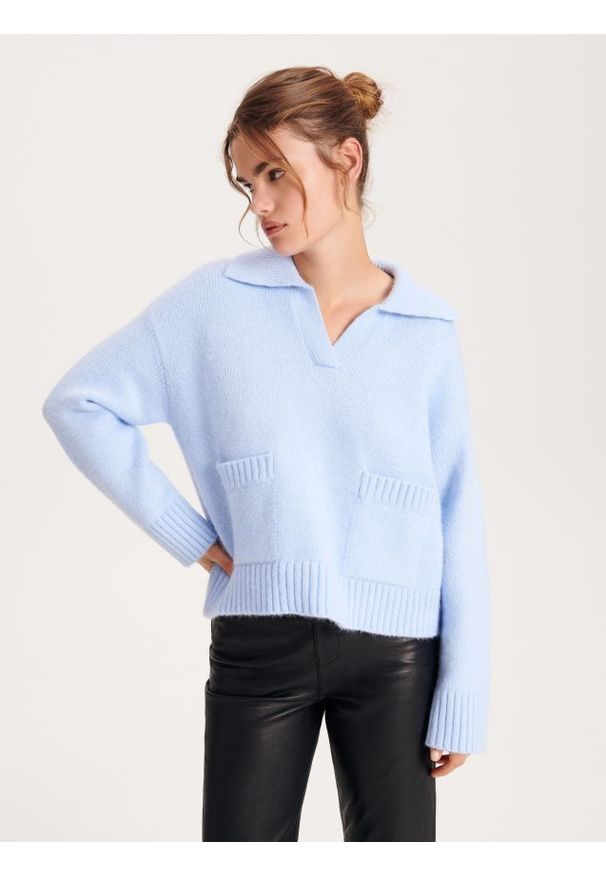 Reserved - Sweter z kołnierzem V - jasnoniebieski. Kolor: niebieski. Materiał: dzianina. Wzór: gładki