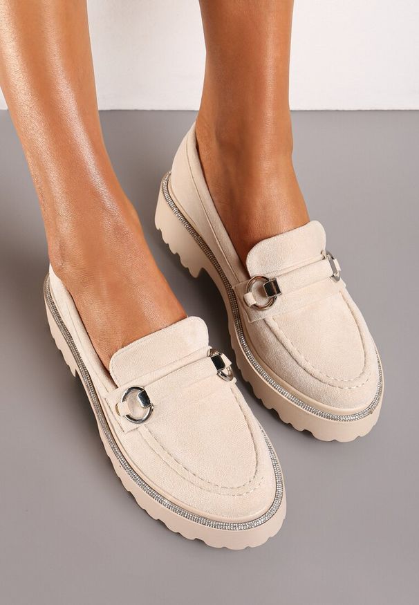 Renee - Beżowe Mokasyny z Ekozamszu z Cyrkoniami Wokół Podeszwy i Dekoracyjną Klamrą Corvina. Okazja: na co dzień. Zapięcie: klamry. Kolor: beżowy. Materiał: jeans. Obcas: na obcasie. Styl: casual, elegancki, klasyczny. Wysokość obcasa: niski