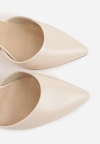 Born2be - Beżowe Klasyczne Czółenka na Słupku z Noskiem w Szpic i Paskiem Tenoris. Okazja: na co dzień, na spotkanie biznesowe, na ślub cywilny, do pracy, na wesele. Zapięcie: pasek. Kolor: beżowy. Obcas: na słupku. Styl: klasyczny. Wysokość obcasa: średni #5