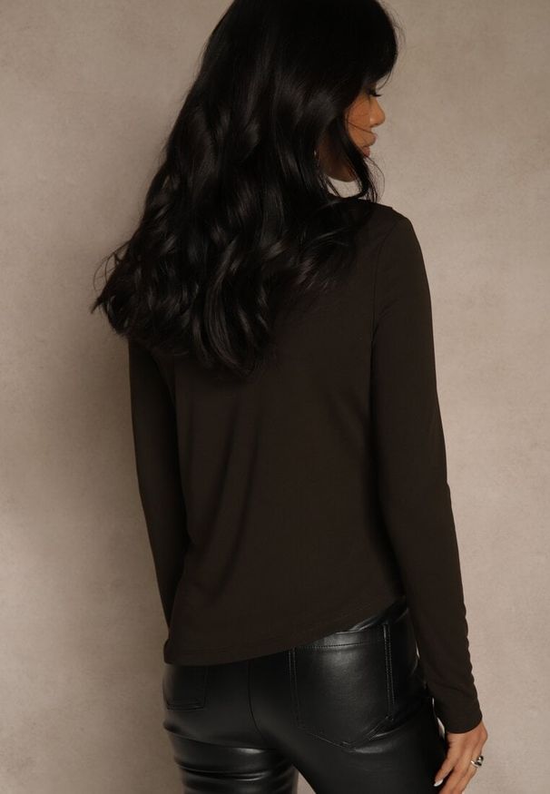 Renee - Brązowa Bluzka Longsleeve o Asymetrycznym Kroju z Poduszkami w Ramionach Tusandia. Okazja: na spotkanie biznesowe, do pracy. Kolor: brązowy. Materiał: futro, jeans. Długość rękawa: długi rękaw. Styl: biznesowy