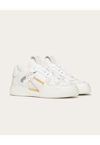 VALENTINO - Białe sneakersy ze złotym logo VL7N. Nosek buta: okrągły. Kolor: biały. Materiał: tkanina, guma. Obcas: na płaskiej podeszwie