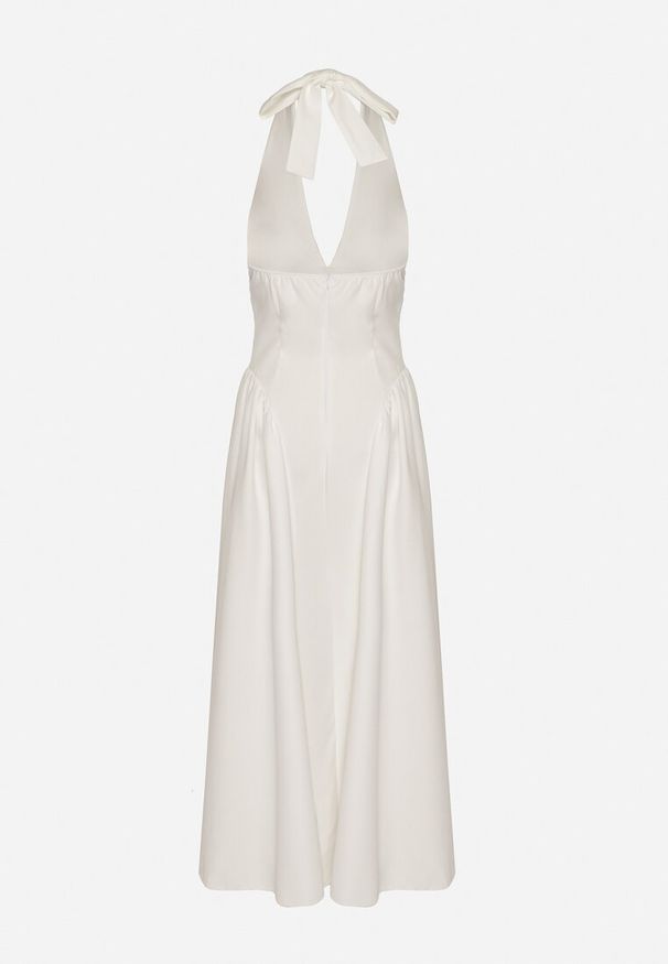 Born2be - Biała Sukienka o Rozkloszowanym Kroju z Wiązanym Dekoltem Halter Senicea. Okazja: na spacer, na co dzień. Typ kołnierza: dekolt halter. Kolor: biały. Typ sukienki: proste. Styl: casual