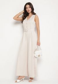 Born2be - Jasnobeżowy Taliowany Kombinezon z Wiskozą Ozdobiony Paskiem Ralinelle. Okazja: na imprezę. Kolor: beżowy. Materiał: wiskoza. Wzór: aplikacja. Styl: elegancki, klasyczny #7