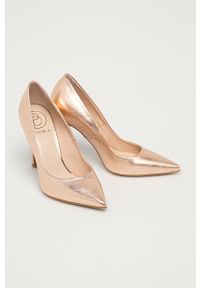 Baldowski Szpilki skórzane. Kolor: beżowy. Materiał: skóra. Obcas: na szpilce. Wysokość obcasa: średni #4