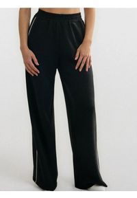 Sinsay - Spodnie dresowe wide leg z lampasami - czarny. Kolor: czarny. Materiał: dresówka #1