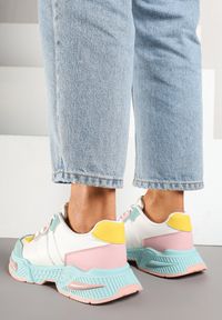 Renee - Biało-Zielone Sneakersy w Streetwearowym Stylu z Ozdobnymi Przeszyciami Isallena. Okazja: na co dzień. Kolor: biały. Materiał: jeans. Obcas: na płaskiej podeszwie #3