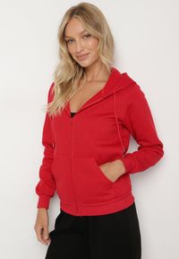 Born2be - Czerwona Rozpinana Bluza z Kapturem Bawełną i Sznurkami Viltara. Okazja: na co dzień. Typ kołnierza: kaptur. Kolor: czerwony. Materiał: bawełna. Styl: casual