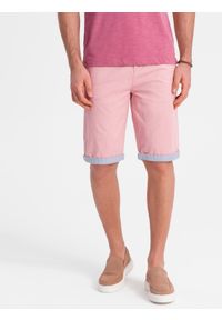 Ombre Clothing - Szorty męskie chinosy z kontrastowym podwinięciem – różowe V8. Okazja: na imprezę, do pracy, na co dzień. Kolor: różowy. Materiał: tkanina, elastan, bawełna. Długość: krótkie. Wzór: kolorowy. Sezon: lato. Styl: wakacyjny, casual