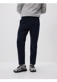 Reserved - Spodnie joggery - granatowy. Kolor: niebieski. Materiał: tkanina, bawełna