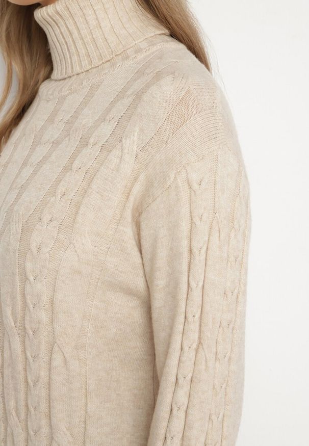 Born2be - Jasnobeżowa Pudełkowa Sukienka Sweterkowa z Bawełną Wełną i Golfem Ozdobiona Splotem Teralinne. Okazja: na co dzień. Typ kołnierza: golf. Kolor: beżowy. Materiał: wełna, bawełna. Wzór: aplikacja, ze splotem. Styl: casual, klasyczny