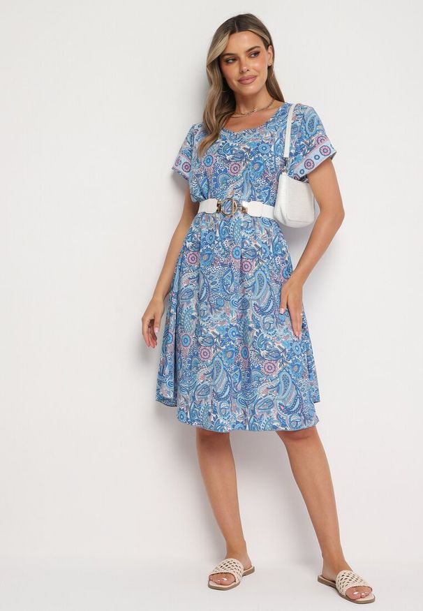 Born2be - Niebieska Wiskozowa Sukienka o Rozkloszowanym Kroju w Stylu Boho Melnea. Typ kołnierza: dekolt w łódkę. Kolor: niebieski. Materiał: wiskoza. Długość rękawa: krótki rękaw. Sezon: lato. Styl: boho