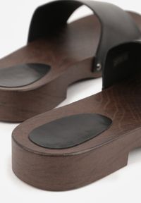 Renee - Czarne Klapki Ozdobione po Bokach Nitami Neameronei. Kolor: czarny. Materiał: skóra, jeans. Wzór: aplikacja #6