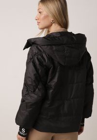 Born2be - Czarna Przejściowa Kurtka Pikowana z Kapturem i Napisami na Rękawach Althone. Okazja: na co dzień. Typ kołnierza: kaptur. Kolor: czarny. Materiał: poliester. Wzór: napisy. Styl: casual #5