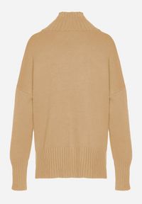 Born2be - Beżowy Gładki Golf w Klasycznym Stylu Ralenatia. Okazja: na co dzień. Typ kołnierza: golf. Kolor: beżowy. Materiał: jeans, skóra. Długość rękawa: długi rękaw. Długość: długie. Wzór: gładki. Styl: klasyczny #7