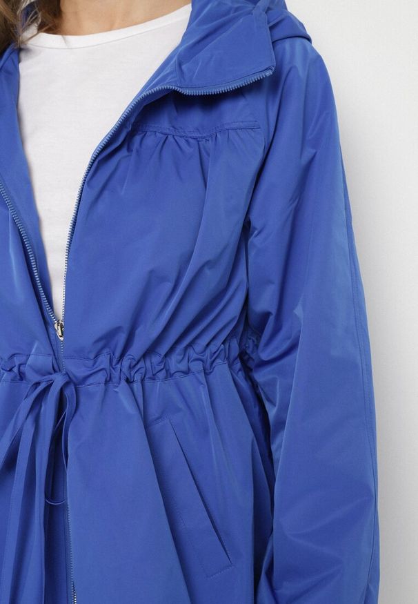 Born2be - Niebieska Kurtka Parka Ściągana w Pasie Troczkami Nevishia. Kolor: niebieski. Materiał: jeans. Styl: elegancki