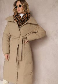 Renee - Ciemnobeżowa Kurtka za Kolano Pikowana Chadi. Kolor: beżowy. Materiał: jeans, tkanina. Sezon: zima. Styl: klasyczny, elegancki