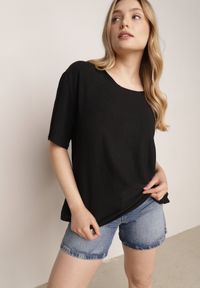 Born2be - Czarny Minimalistyczny T-shirt z Teksturowanej Tkaniny z Bawełną Shinost. Okazja: do pracy, na co dzień. Kolekcja: plus size. Kolor: czarny. Materiał: bawełna, tkanina. Styl: casual #1