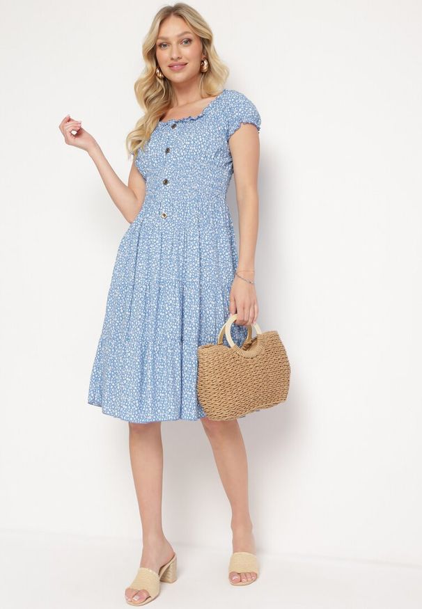 Born2be - Niebieska Bawełniana Sukienka w Drobne Kwiaty z Gumkami w Talii Fielita. Kolor: niebieski. Materiał: bawełna. Długość rękawa: krótki rękaw. Wzór: kwiaty. Sezon: lato. Styl: elegancki