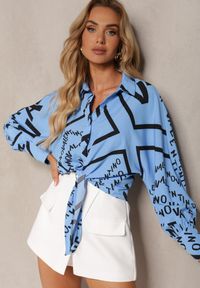 Renee - Niebieska Koszula z Długim Rękawem i Ozdobnymi Napisami Wiązana na Dole Vikna. Okazja: na spotkanie biznesowe, na co dzień. Kolor: niebieski. Materiał: jeans. Długość rękawa: długi rękaw. Długość: długie. Wzór: napisy. Styl: casual, wizytowy, biznesowy