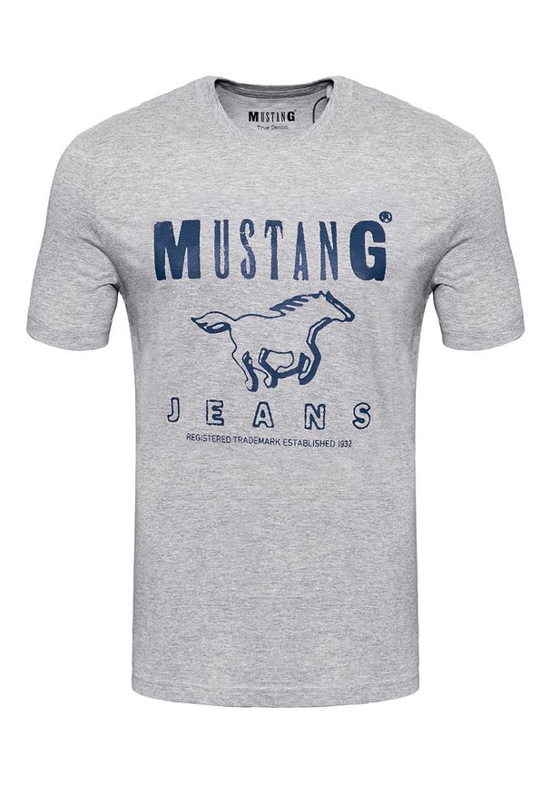 Mustang - MUSTANG T SHIRT BASIC PRINT TEE MID GREY MELANGE 1008372 4140. Okazja: na uczelnię, na co dzień. Materiał: jeans, dzianina, bawełna. Długość rękawa: krótki rękaw. Długość: krótkie. Wzór: nadruk. Sezon: lato. Styl: elegancki, klasyczny, casual