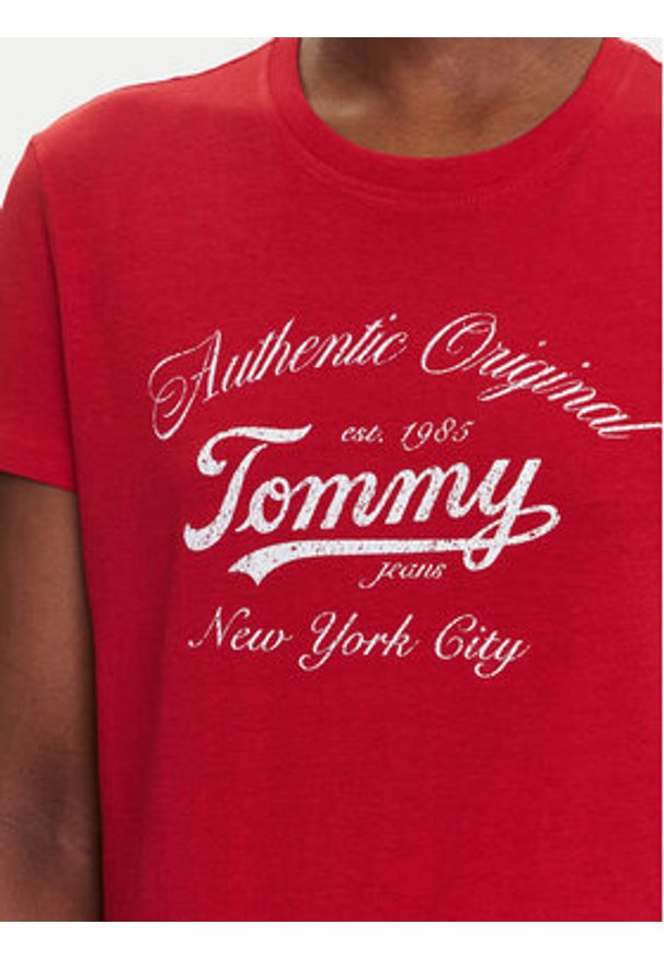 Tommy Jeans T-Shirt Essential DW0DW21404 Czerwony Regular Fit. Kolor: czerwony. Materiał: wiskoza