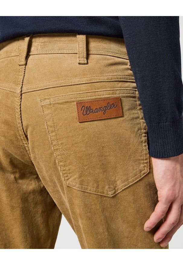 Wrangler - WRANGLER MĘSKIE SPODNIE MATERIAŁOWE TEXAS SLIM TIGERS EYE 112358039 W12S015733. Materiał: materiał