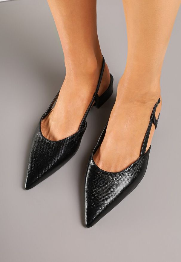 Renee - Czarne Sandały Vices Typu Slingback Nilessea. Okazja: na spotkanie biznesowe. Nosek buta: szpiczasty. Zapięcie: sprzączka. Kolor: czarny. Sezon: lato. Obcas: na obcasie. Styl: elegancki, klasyczny, biznesowy. Wysokość obcasa: niski