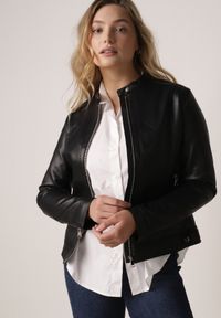 Born2be - Czarna Klasyczna Kurtka Ramoneska o Taliowantym Kroju Anlea. Okazja: na co dzień. Typ kołnierza: kołnierz z falbankami. Kolor: czarny. Materiał: dzianina, poliester, skóra, jeans. Styl: klasyczny #1