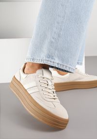 Renee - Jasnobeżowe Sneakersy Zamszowe na Platformie ze Skórzaną Wkładką Ozdobione Paskiem Adivrie. Okazja: na co dzień. Zapięcie: pasek. Kolor: beżowy. Materiał: zamsz, skóra. Wzór: aplikacja. Obcas: na platformie #4