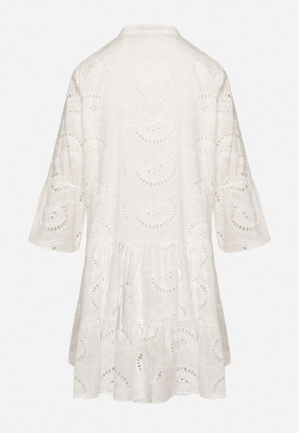 Born2be - Biała Rozkloszowana Sukienka Boho z Haftowanej Tkaniny z Bawełny Loraviel. Okazja: na co dzień, na spacer, na imprezę. Typ kołnierza: dekolt w kształcie V. Kolor: biały. Materiał: bawełna, tkanina. Wzór: haft. Styl: boho