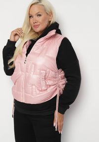 Born2be - Różowa Kamizelka Pikowana z Wysokim Kołnierzem i Kieszeniami Irinae. Okazja: na co dzień, na spotkanie biznesowe. Kolor: różowy. Materiał: jeans. Styl: casual, biznesowy #3