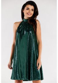Awama - Sukienka trapezowa z dekoltem halter neck błyszcząca zielona. Okazja: na wesele, na imprezę, na randkę, na ślub cywilny. Typ kołnierza: dekolt halter. Kolor: zielony. Typ sukienki: trapezowe. Styl: wizytowy