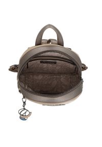 Plecak damski Anekke, z ozdobnym motywem graficznym i metalowym logotypem zamykany na zamek wyposażony w poręczną rączkę regulowane szelki oraz dekor. Kolor: beżowy. Wzór: nadruk. Styl: casual, elegancki, klasyczny #4