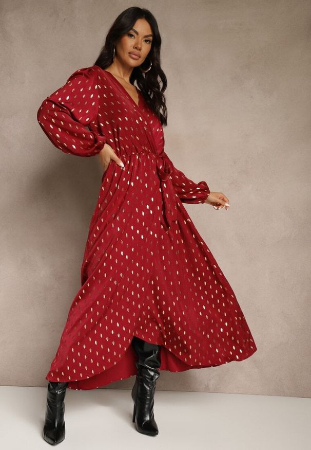 Renee - Bordowa Wiązana Sukienka o Kopertowym Kroju Zdobiona Metalicznym Printem Reinora. Kolor: czerwony. Wzór: nadruk, aplikacja. Typ sukienki: kopertowe