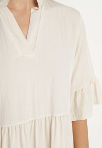 Born2be - Beżowa Sukienka Rozkloszowana z Wiskozą Ozdobiona Falbanami Eviriane. Okazja: na co dzień. Typ kołnierza: dekolt w serek. Kolor: beżowy. Materiał: wiskoza. Wzór: aplikacja. Typ sukienki: proste. Styl: casual #7