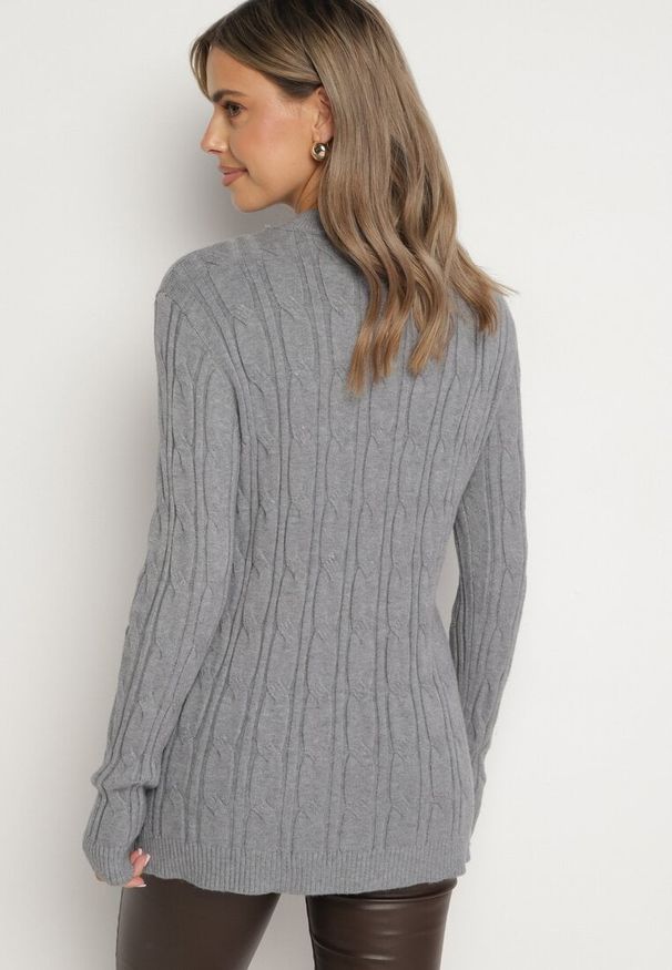Born2be - Ciemnoszary Sweter z Wiskozą i Ozdobnym Splotem Savria. Okazja: na co dzień. Kolor: szary. Materiał: wiskoza. Wzór: ze splotem. Styl: casual, klasyczny