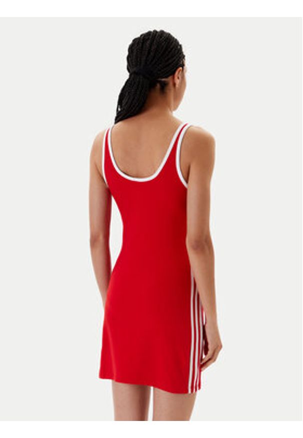 Adidas - adidas Sukienka codzienna adicolor 3-Stripes JW2584 Czerwony Slim Fit. Okazja: na co dzień. Kolor: czerwony. Materiał: bawełna. Typ sukienki: proste. Styl: casual